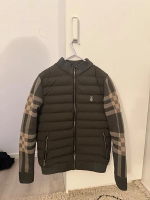 Grön Burberry Cardigan  - Grön cardigan från Burberry med rutiga ärmar i beige.  Size S. Bra skick Oanvänd