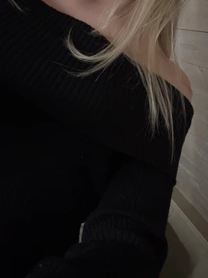 En jättefin långärmad stickad tröja💞 - Knappt använd                                                       För fler frågor skriv privat