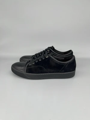 Lanvin Skor Matt Tå Svart - • The shoes have been gently used and are in really good condition  • Size: EU44 / UK10 (fits like a 45)  • Color: Black  • Retail price: 5000 SEK / 450€  • No accessories included