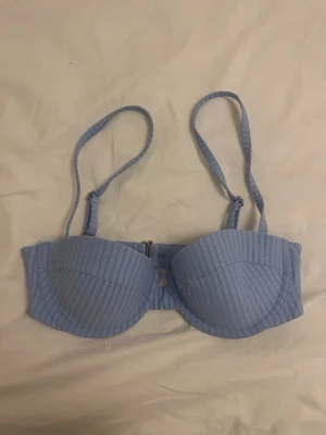 Blå bikini H&M - Blå bikini H&M, helt ny med lappen kvar, storlek 70b. Går att spänna åt om man vill (se sista bilden)💞
