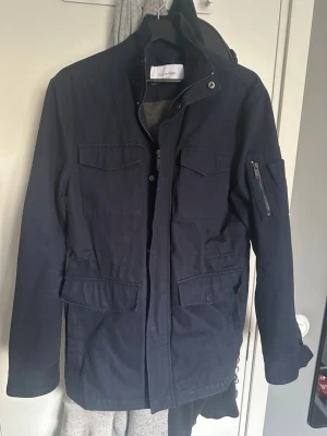 Calvin Klein feild jacka - Fin jacka från Calvin Klein, bra material och kvalitet 