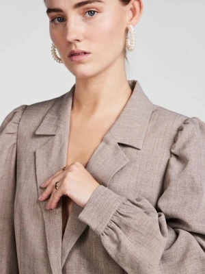 Kavaj med puffärm - Kavaj med puffärm från OT Norr, storlek L,  rymlig. Lika snygg året runt! Material som gör att den inte blir skrynklig vilket är perfekt på resa! Inga anmärkningar förutom bortklippt materiallapp. 