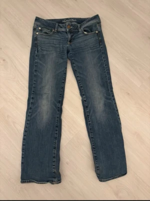 Jeans - Sjukt snygga jeans från American eagle💋midjemått 39cm rakt över och innerbenslängd 77cm🥰🥰
