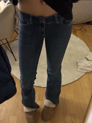 Mörkblå bootcut jeans Nelly - Skitsnygga jeans från Nelly. Jeansen är lågmidjade och har snygga detaljer på fickorna! I storlek 34 men de är stretchiga💖