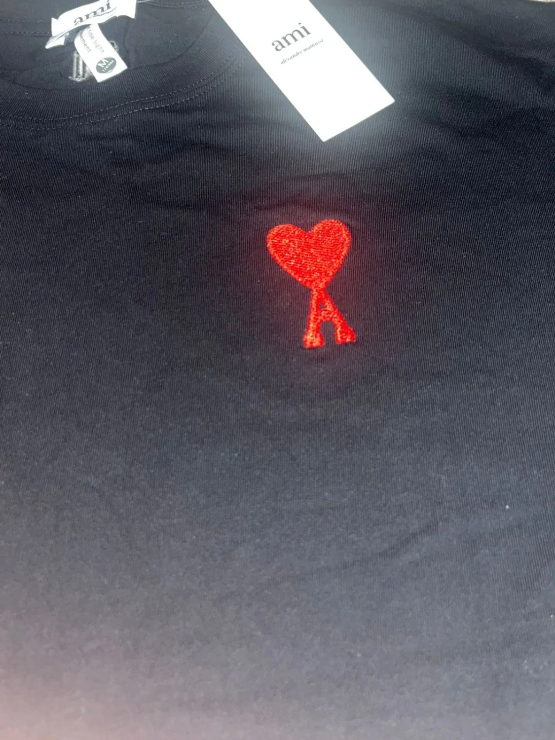 Svart t-shirt från Ami med rött hjärta - 1