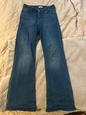 Blå högmidjade jeans - Säljer ett par supersnygga mörkblåa högmidjade jeans från Lindex i storlek 40. Fickor fram och bak med stretchigt material och långa ben. Skriv för fler bilder eller frågor. Pris kan diskuteras! Nypris: 699kr