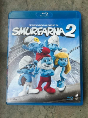 Smurfarna 2 blu-ray - Blu-ray-utgåva av "Smurfarna 2". Filmen har både svenskt och engelskt tal. Skivan är i gott skick.  Finns på språk: Svenska, Danska, Norska, Finska, Turkiska, Engelska, Tyska   OBS!! skivorna är begagnade så det kan förekomma repor/hairlines på skivorna, men då jag kollar igenom alla filmer jag säljer garanterar jag att alla funkar felfritt om inget annat står! :)