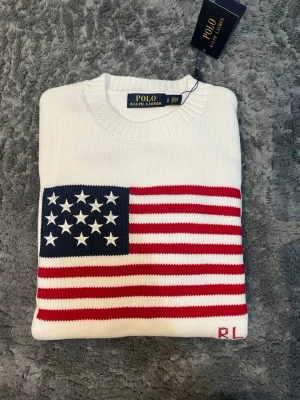 Polo Ralph Lauren USA flaga - Vit - Tjena! Säljer nu denna nya Ralph lauren usa flaga tröjan. Den är vit, och är ny. Endast testad. Storlek S, kan passa som en M beroende på. Medföljer taggarna och og påse. Vid frågor kontakta gärna! Herr modell, men har även en tjej modell i profilen. 