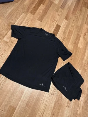 2 st Ronhill T-shirts  - 2 stycken Ronhill T-shirts i storlek L.