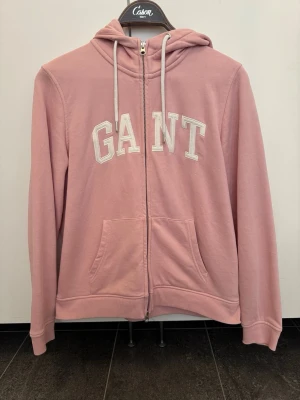 Full zipp hoodie GANT - Äkta GANT zip hoodie i rosa. 