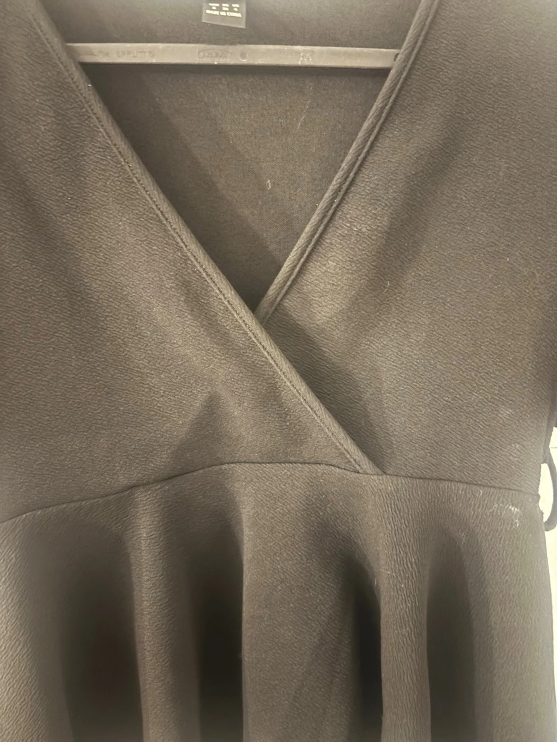 Svart omlottopp med volang - 2