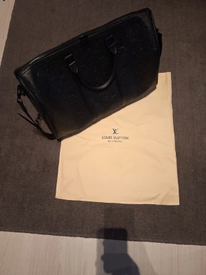 Louis vuitton - Läder veska med en bra kvalite som jag har använt som resväska.