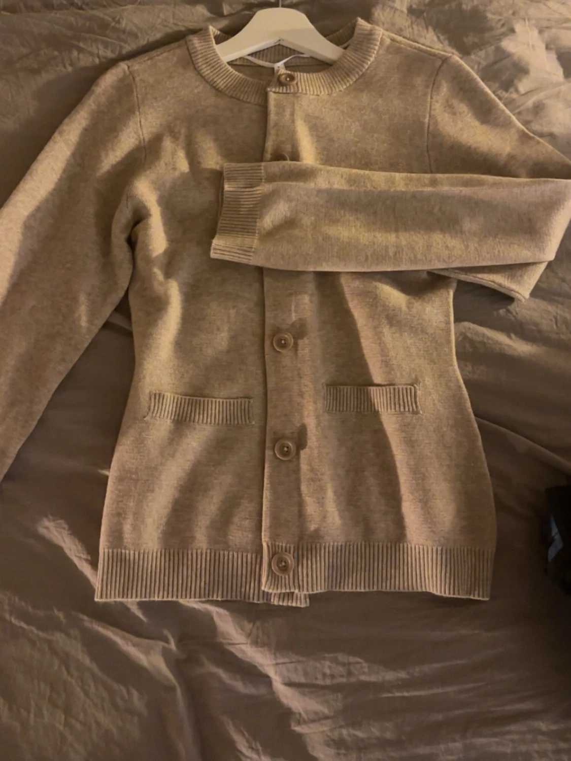 Beige kofta med rund hals - 1