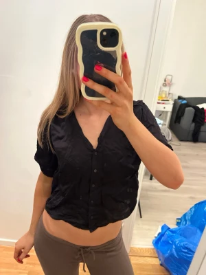 Söt blus  - Så fin!! Superskönt material, typ som silke ish