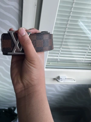 Brun bälte med silver logga  - Säljer den bruna bälte med silver logga . Finns olika färger och modeller 