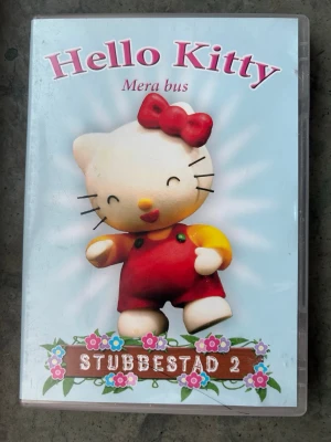 Hello Kitty mera bus stubbestad 2 dvd - DVD-film med Hello Kitty och hennes vänner. Innehåller avsnitten: Skuggteater, Rooringstrick, Domino, Snälla kom tillbaka, Luftballongen och Stjärnfiske. Speltid: 66 minuter. Ljud: Stereo 2.0. Bild: 4:3.  Finns på språk: Svenska, Norska    OBS!! skivorna är begagnade så det kan förekomma repor/hairlines på skivorna, men då jag kollar igenom alla filmer jag säljer garanterar jag att alla funkar felfritt om inget annat står! :)