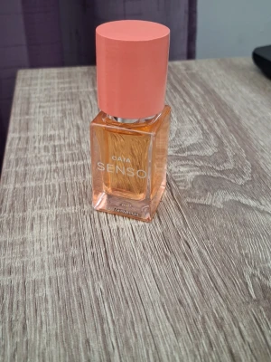CAIA SENSO Eau de Parfum 15 ml - En snygg parfym i miniatyr från CAIA med namnet SENSO som har en blommig gourmand-doft med en tydlig kombination av frukt, blommor och varma, sensulle basnoter. En av Caias populäraste parfymer.
