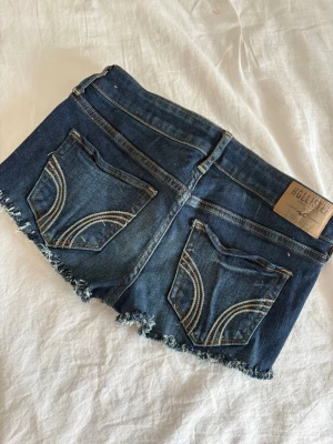 Mörkblå jeansshorts från Hollister - Snygga mörkblå jeansshorts från Hollister🩵🩵jätte snygga!!🥰🥰
