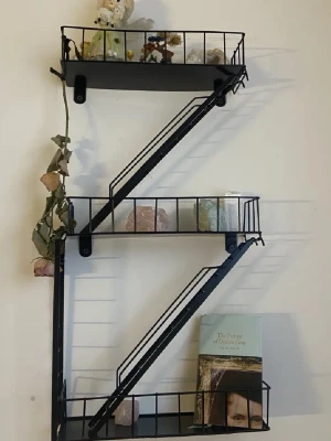 Unik bokhylla!! - Cool svart hylla i metall formad som bokstaven Z. Perfekt för att visa upp böcker, kristaller eller små prydnader. Mått: 60 cm hög, 30 cm bred och 10 cm djup. Stilren och modern design som passar till många rum.