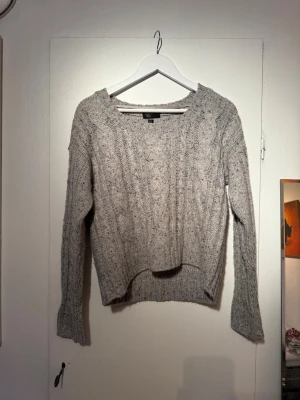 Grå stickad tröja - Säljer en grå stickad tröja, köpt på carlings storlek s