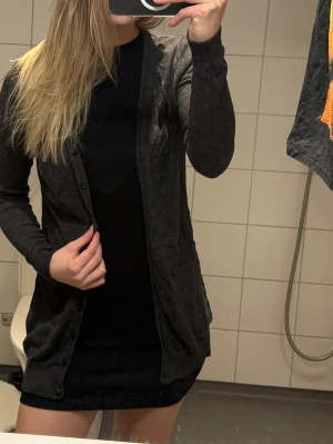 H&M kofta mörkgrå - H&M kofta mörkgrå. I använt skick, men har fortfarande kvar att ge. Storlek S