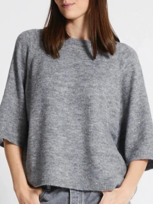 Grå stickad tröja med kort ärm - Mysig grå stickad tröja med avslappnad passform och korta ärmar. Aldrig använd, oversized så passar XS/S💕Bara att skriva vid frågor🩷