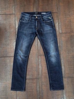 Mörkblå Replay Jeans Rocco 30/32 - Ett par mörkblå Replay jeans i modellen ROCCO och en riktigt snygg tvätt | Storlek: W30 L32 | Skick: Riktigt fint skick, endast använda ett fåtal ggr :) | Ställ frågor vid funderingar 🙌GRATIS FRAKT 🚚 