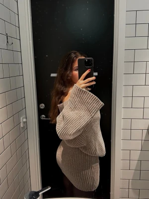 4th & Reckless - Ett set - Ett beige/brunt set från 4th & Reckless, i storlek 32, men passar även 34. Väldigt stretchiga & tröjan är lite oversized! Använt en gång!🤎🥰