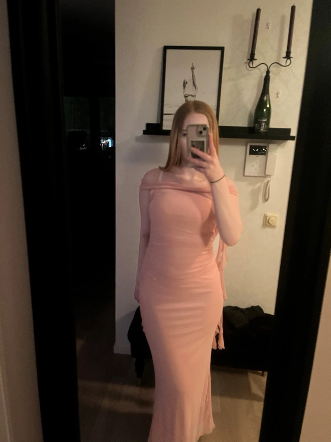 Lång ljusrosa offshoulder klänning