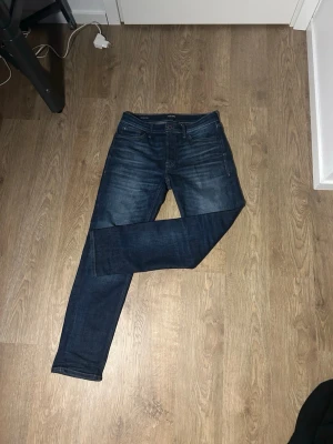 Mörkblå tapered jeans Jack & Jones - Snygga mörkblå jeans från Jack & Jones med tapered fit (modell Mike). W30 L32. Mycket bra skick. Kan inte gå ner mer i pris.