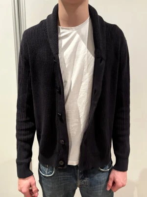 Stickad Cardigan - Riktigt snygg stickad cardigan från HM. Storlek S han på bilden är 181. 