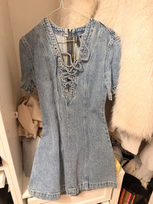 JEANSKLÄNNING - Kort jeansklänning med korsett knyte. Den är så snygg och unik!!😍Aldrig använd💗Tryck gärna köp nu!