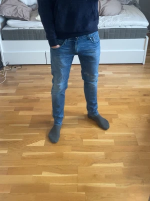 Replay Anbass jeans  - Sjukt snygga replay jeans i ett utmärkt skick, storlek som står är 30/32 men tycker de passar 29-30/32. Skriv om ni har frågor! 