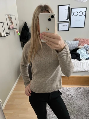 Beige stickad tröja Vero Moda - Säljer en beige stickad tröja från Vero Moda. Tröjan är lite nopprig men annars inga defekter. 