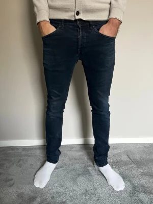 Dondup Jeans George  - Tja! Säljer mina dondup George i grymt skick eftersom dem knappt är använda. Nypris ca 3000 kr. Storlek: 32. Fraktar inom 24 timmar. Hör av dig vid mer funderingar!🙌