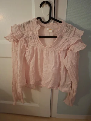 Rosa blus - Säljer denna rosa blus från gina tricot💕Använd några gånger och är i mycket bra skick, förutom en liten fläck (se bild 7) Köptes för 260kr. Strl 158/164. Kontakta mig innan köp.💕