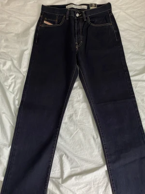Nya Diesel jeans 👖  - Säljer ett par mörkblå jeans från Diesel nya. Längd. Ca. 112 cm. Midjeomkrets ca 84cm