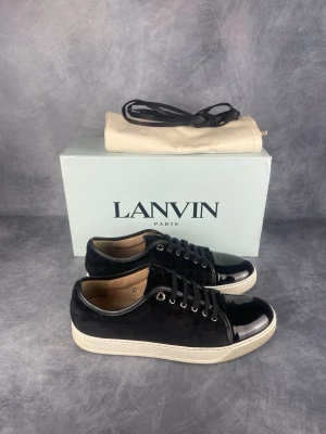 Lanvin DBB1 - Skick: 9/10. | Ingår: Skor, box, dustbags och extrasnören. | Nypris: +- 5200 SEK. | Storleken är UK8.