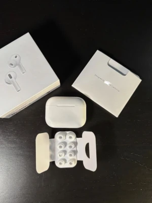 Apple AirPods Pro Gen 3med laddningsetui - Säljer ett par vita Apple AirPods Pro Gen 3 med trådlöst laddningsetui och extra silikonpluggar i olika storlekar. Snygg och kompakt design i plast, perfekt för dig som vill ha grymt ljud och smidig anslutning till din iPhone eller andra Apple-enheter.Pris kan diskuteras kvitto finnns!
