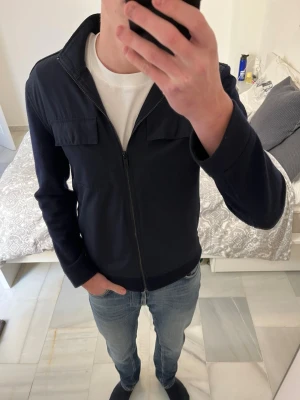 Stickad cardigan jacka från Massimo Dutti - Riktigt snygg stickat cardigan jacka från Massimo Dutti i väldigt fint skick 😁