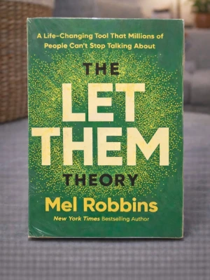 The Let Them Theory av Mel Robbins (Normal size – not pocket) - I The Let Them Theory delar Mel Robbins med sig av en enkel men livsförändrande filosofi: låt människor vara som de är, och fokusera på din egen frid. Genom insiktsfulla berättelser och praktiska råd visar hon hur man kan släppa behovet av kontroll, förväntningar och andras godkännande. Resultatet är mer frihet, självkärlek och lugn. En inspirerande bok som påminner om att sann styrka ligger i att släppa taget – inte i att hålla fast.