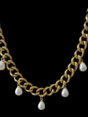 Guldfärgat halsband med pärlor - Säljer detta halsband jag köpt här på plick då jag inte har använt det så ofta 💕 använt två gånger men annars helt ny !! 🥰