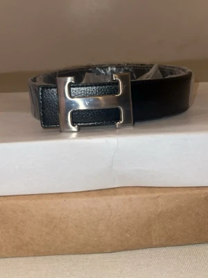 Belt - Helt nytt och snyggt bälte, 110 cm långt. Bra kvalitet och aldrig använt. Har du frågor? Dm gärna 