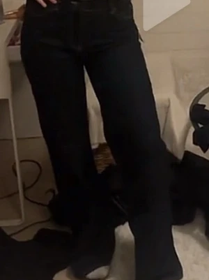 Mörkblå raka jeans Jjxx - Snygga mörkblå jeans från Jjxx med raka ben och hög midja. Klassisk femficksmodell med kontrastsömmar och läderpatch bak i midjan. Perfekta till alla dina outfits!