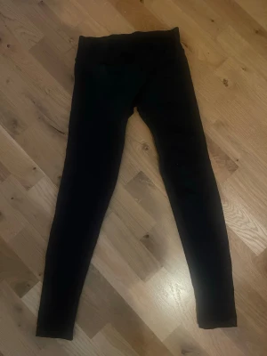 Svarta leggings från Lunawear - Ny pris 399 kr                                                                   Dem är använda 1-2 gånger bara. Säljer ett par svarta leggings från Lunawear med hög midja och stretchigt material. De har en enkel och clean design utan synliga detaljer förutom loggan i midjan. Perfekta för en avslappnad och bekväm stil.