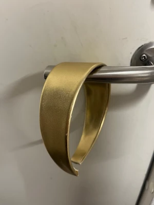 Brett guldigt diadem - Snyggt och stilrent diaddm med bred, asymmetrisk form och matt guldfinish. Perfekt för dig som vill ha ett statement piece som sticker ut och ger en lyxig känsla till din outfit. Enkel att matcha med andra accessoarer. Inte använd nå mycket alls!! 