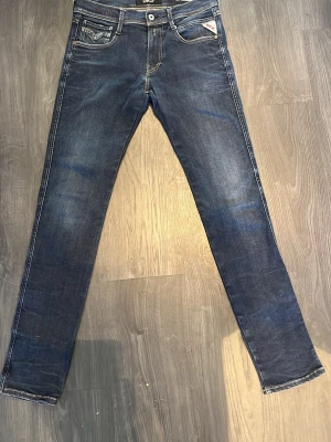 Replay jeans - Säljer dessa sjukt feta replay jeans nu. De har använts fåtal gånger och därmed finns det inga tecken på användning. De är i storlek 30/32. Nypris≈1800 mitt pris=549, priset ej hugget i sten🙌(dom är mörkare än vad dom är på bilden)