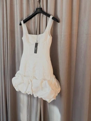 Studentklänning - Vit fin studentklänning köpt från fashion nova för ca 400kr (inkl frakt ca 550kr)  och säljs för 350kr. Precis som på bild.