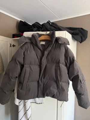 Holzweiler dunjacka - Supersnygg jacka från Holzweiler. I princip ny. Använd ett fåtal gånger. Säljer då jag tycker den är något kort i modellen. Storlek S sitter men är oversized i storleken så sitter som en M. Skriv om ni har några frågor