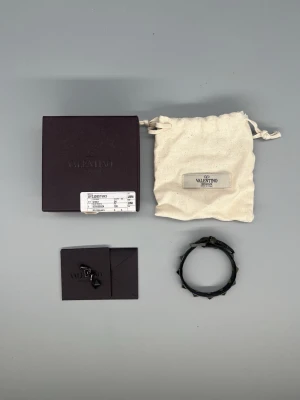 Valentino Rockstud Armband Mörkgrön - • The bracelet is used but still in good condition  • Size: Adjustable  • Color: Dark green leather with silver studs  • Retail price: 3085 SEK / 250€  • Box, dustbag, valentino card & extra studs included